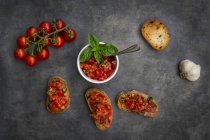 Brosse à la tomate, basilic, ail et pain blanc — Photo de stock