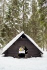 Finlandia, Kuopio, mujer preparando fogata en invierno - foto de stock