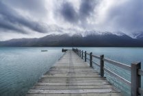 New Zealand, South Island, Glenorchy, Lake Wakatipu with empty jetty — Stock Photo