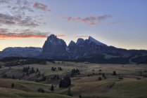 Italia, Alto Adige, Alpe di Siusi, Langkofel e Plattkofel all'alba — Foto stock