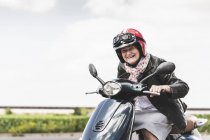 Scooter attivo senior lady riding motorino su strada di campagna — Foto stock