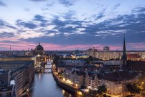Германия, Берлин, возвышенный вид на город в сумерках — стоковое фото