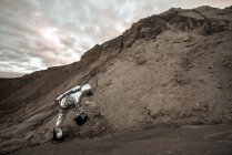 Uomo dello spazio su un pianeta senza nome che preleva campioni di sabbia — Foto stock