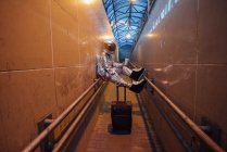 Космічний апарат у місті вночі з валізою у вузькому проході — стокове фото
