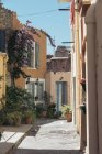 Francia, Collioure, callejón panorámico de la ciudad - foto de stock