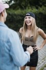 Jovem mulher rindo do homem ao ar livre — Fotografia de Stock
