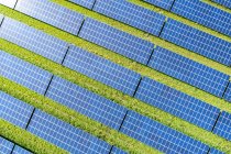 Vista aérea de la planta fotovoltaica - foto de stock