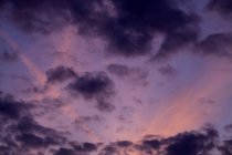 Wolkenlandschaft beim farbenfrohen Sonnenuntergang — Stockfoto