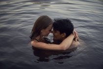 Coppia romantica che si abbraccia nell'acqua del lago — Foto stock