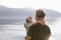 Glückliches, liebevolles junges Paar am Seeufer — Stockfoto