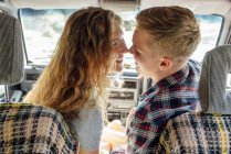 Романтична пара робить дорогу поїздку, поцілунки у машині — стокове фото