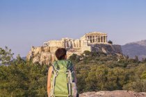 Greece, Athens, Tourist looking to the Acropolis from Pnyx — Stock Photo