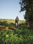 Жіночий фермер ходьба на літній полі — стокове фото