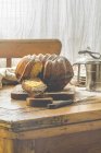 Torta di marmo su tavola di legno e vecchio tavolo da cucina — Foto stock