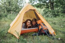 Jeune couple campant dans la nature, couché dans une tente — Photo de stock