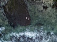 Indonesia, Bali, Veduta aerea della spiaggia di Bingin, due surfisti — Foto stock
