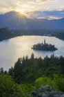 Slovenia, Bled, Isola di Bled e Chiesa dell'Assunzione di Maria all'alba — Foto stock