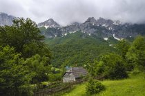 Albania, Condado de Kukes, Rragam, Alpes albaneses, Parque Nacional Valbona, antigua granja - foto de stock