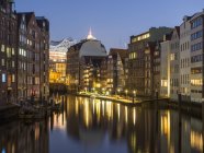 Germania, Amburgo, Nikolai canale con Elbphilharmonie sullo sfondo — Foto stock