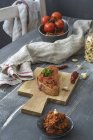 Tartiner végétalien, avec tomates séchées et noix de cajou, pain de seigle — Photo de stock