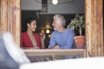 Sourire flirtant couple d'âge mûr assis dans le café — Photo de stock