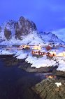 Norvegia, Lofoten, Hamnoy Island, capanne dei pescatori di notte — Foto stock