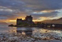 Regno Unito, Scozia, Loch Duich e Loch Alsh, Kyle di Lochalsh, Eilean Donan Castle la sera — Foto stock