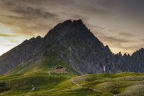 Germania, Baviera, Allgaeu, Alpi Allgaeu, Rifugio Fiderepass e Hammerspitze la sera — Foto stock