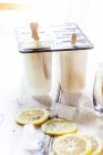 Gin casera limón hielo lollies en bandeja - foto de stock