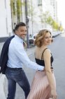 Retrato de casal feliz atravessando a rua — Fotografia de Stock