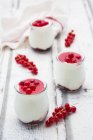 Десерт из красной смородины с маскапоном, кремом и греческим йогуртом — стоковое фото