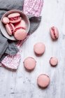 Macarrones rosados rellenos de crema de frambuesa - foto de stock