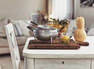 Utensili da cucina nostalgici e frutta su vecchio tavolo di legno — Foto stock