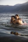 Heureux jeune couple insouciant dans un lac — Photo de stock