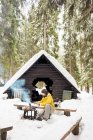 Finnland, Kuopio, Frau bereitet Lagerfeuer im Winter zu — Stockfoto
