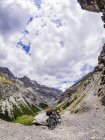 Italien, lombardei, sondrio, mountainbike auf weg in Richtung umbrail pass — Stockfoto