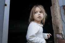 Портрет маленькой девочки у амбара — стоковое фото