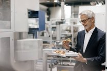 Manager dans une entreprise de haute technologie, manger de la pizza — Photo de stock