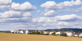 Alemania, Baden-Wuerttemberg, Suessen, vista panorámica del campo y casas modernas - foto de stock