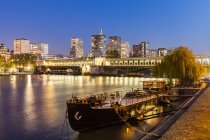 Франція, Париж, Пон де бір-Хакейм, річка Сени, сучасні висоткі будівлі в синьому годину — Stock Photo