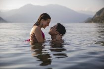 Felice affettuosa giovane coppia in un lago — Foto stock