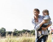 Padre e figlio si divertono nel campo estivo — Foto stock