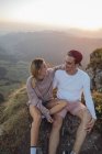 Suíça, Grosser Mythen, jovem casal feliz em uma viagem de caminhada tendo uma pausa ao nascer do sol — Fotografia de Stock