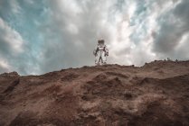 Raumfahrer steht auf Klippe eines namenlosen Planeten — Stockfoto