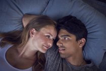 Giovane coppia rilassante su cuscini — Foto stock