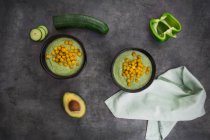 Чаша зеленого gazpacho з авокадо і запеченого курячого горошку — стокове фото