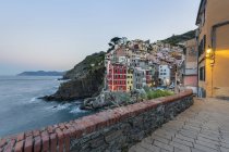 Italia, Liguria, La Spezia, Parco Nazionale delle Cinque Terre, Riomaggiore alla luce della sera — Foto stock