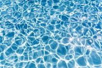 Azul claro Agua en la piscina, cuadro completo - foto de stock