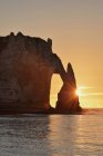 France, Normandy, Cote d'Albatre, rock coast of Etretat by sunset — Stock Photo