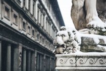 Italy, Florence, detail of sculpture in front of Uffizi Gallery at snowfall — Stock Photo